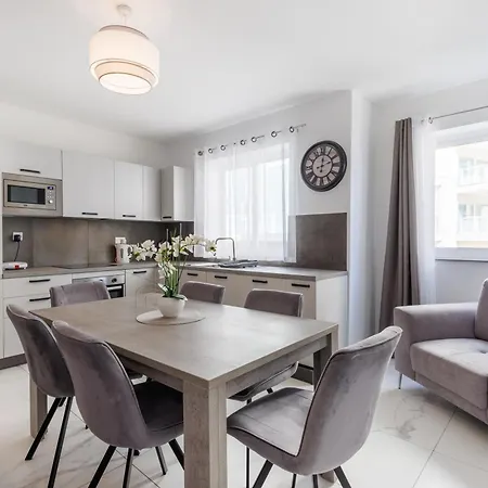 Апартаменты Sliema B17 - 5 Mins Walk To Valletta Ferry - Shopping Mall And Bay Sleeps 8 By Quicktrips *