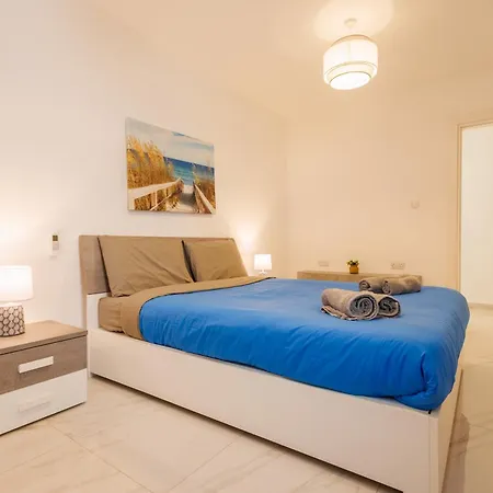 Sliema B17 - 5 Mins Walk To Valletta Ferry - Shopping Mall And Bay Sleeps 8 By Quicktrips *