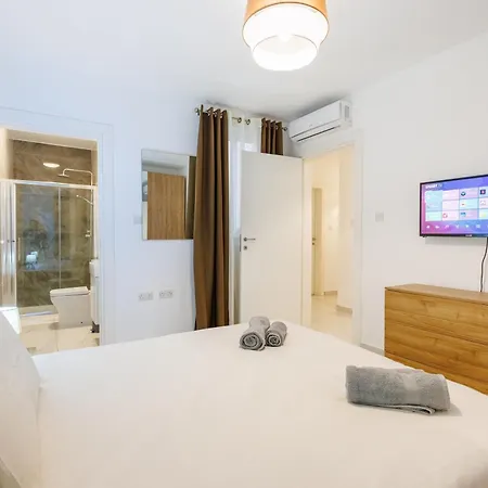 Daire Sliema B17 - 5 Mins Walk To Valletta Ferry - Shopping Mall And Bay Sleeps 8 By Quicktrips *