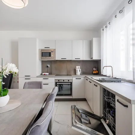 Sliema B17 - 5 Mins Walk To Valletta Ferry - Shopping Mall And Bay Sleeps 8 By Quicktrips *