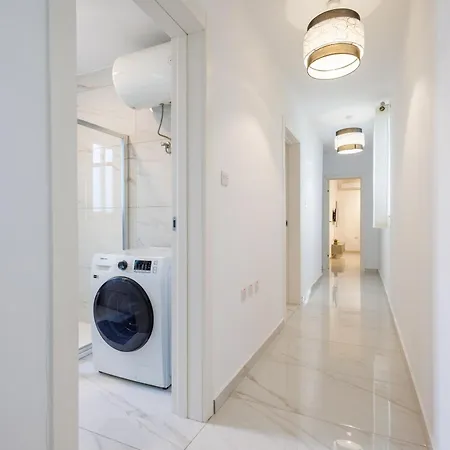 Апартаменты Sliema B17 - 5 Mins Walk To Valletta Ferry - Shopping Mall And Bay Sleeps 8 By Quicktrips *