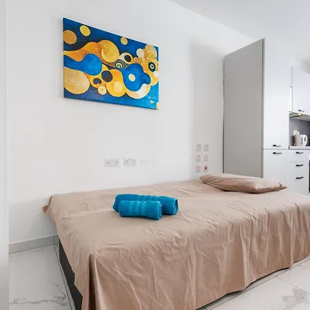 Sliema B17 - 5 Mins Walk To Valletta Ferry - Shopping Mall And Bay Sleeps 8 By Quicktrips * Gzira