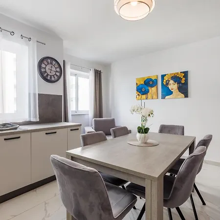 Sliema B17 - 5 Mins Walk To Valletta Ferry - Shopping Mall And Bay Sleeps 8 By Quicktrips Апартаменты