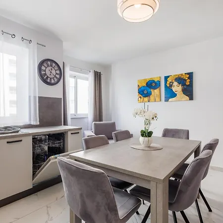 Апартаменты Sliema B17 - 5 Mins Walk To Valletta Ferry - Shopping Mall And Bay Sleeps 8 By Quicktrips