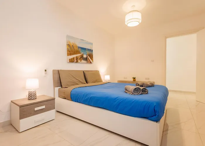 Sliema B17 - 5 Mins Walk To Valletta Ferry - Shopping Mall And Bay Sleeps 8 By Quicktrips *