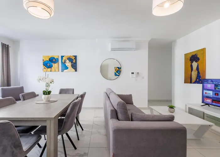 Sliema B17 - 5 Mins Walk To Valletta Ferry - Shopping Mall And Bay Sleeps 8 By Quicktrips Daire *