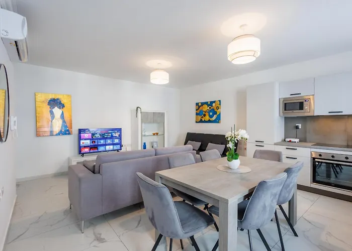 Sliema B17 - 5 Mins Walk To Valletta Ferry - Shopping Mall And Bay Sleeps 8 By Quicktrips Daire *