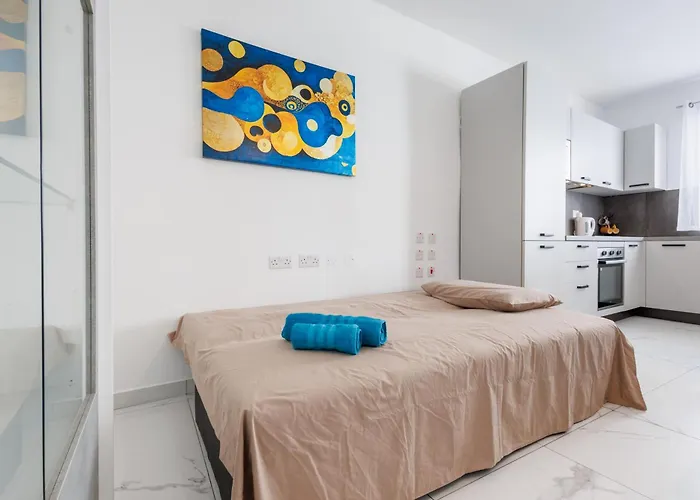 Sliema B17 - 5 Mins Walk To Valletta Ferry - Shopping Mall And Bay Sleeps 8 By Quicktrips * Gzira