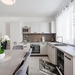 Sliema B17 - 5 Mins Walk To Valletta Ferry - Shopping Mall And Bay Sleeps 7 By Quicktrips *