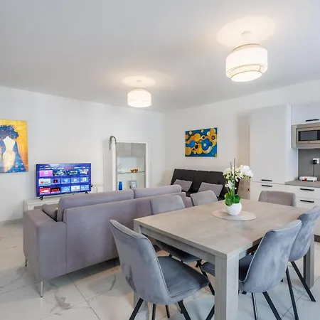 Sliema B17 - 5 Mins Walk To Valletta Ferry - Shopping Mall And Bay Sleeps 7 By Quicktrips Daire *