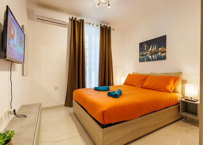 Sliema B17 - 5 Mins Walk To Valletta Ferry - Shopping Mall And Bay Sleeps 8 By Quicktrips アパート