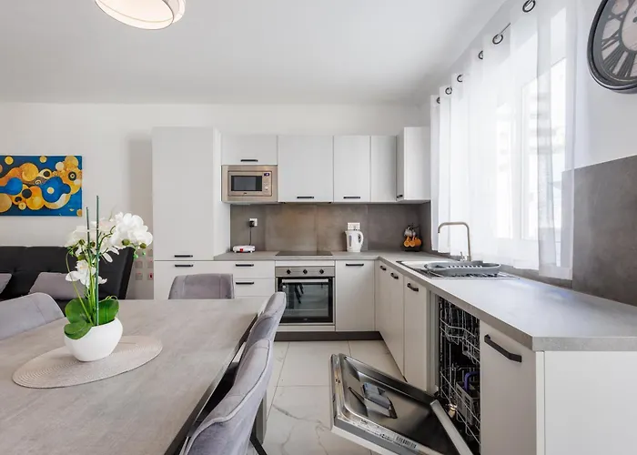 Sliema B17 - 5 Mins Walk To Valletta Ferry - Shopping Mall And Bay Sleeps 8 By Quicktrips *