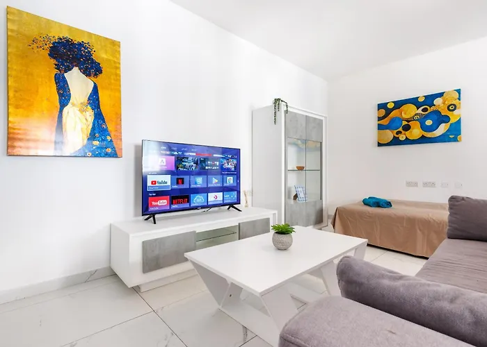 Sliema B17 - 5 Mins Walk To Valletta Ferry - Shopping Mall And Bay Sleeps 8 By Quicktrips *