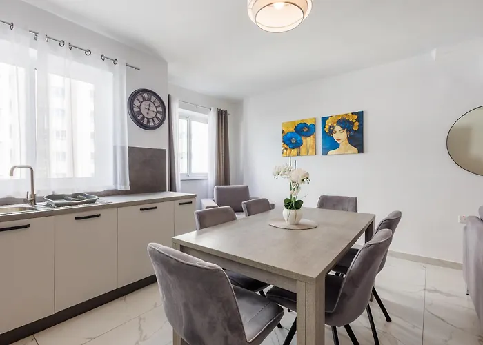 Sliema B17 - 5 Mins Walk To Valletta Ferry - Shopping Mall And Bay Sleeps 8 By Quicktrips アパート