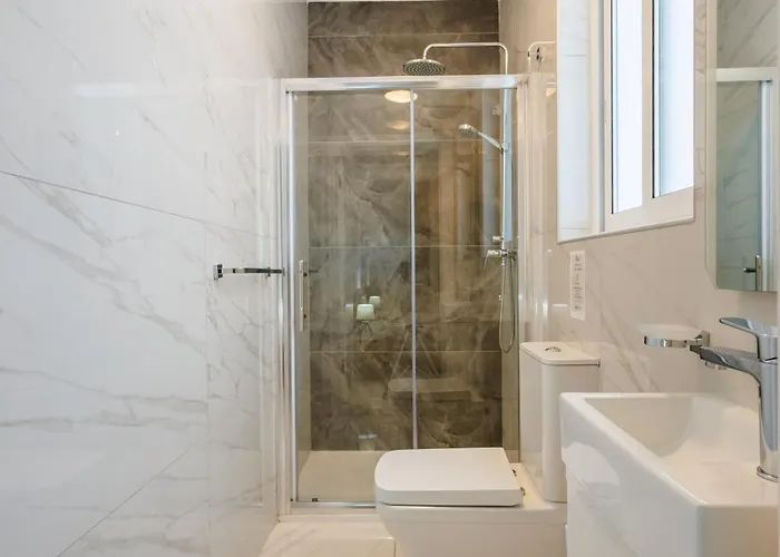 Sliema B17 - 5 Mins Walk To Valletta Ferry - Shopping Mall And Bay Sleeps 8 By Quicktrips グジラ