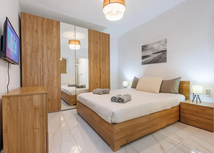 Sliema B17 - 5 Mins Walk To Valletta Ferry - Shopping Mall And Bay Sleeps 8 By Quicktrips *