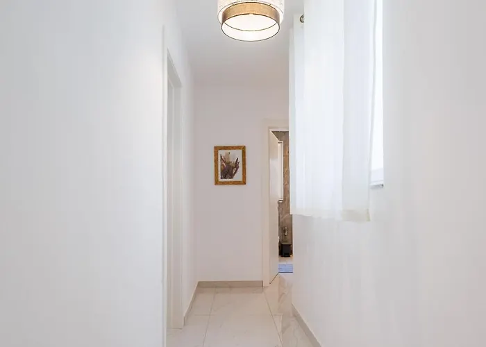 Sliema B17 - 5 Mins Walk To Valletta Ferry - Shopping Mall And Bay Sleeps 8 By Quicktrips グジラ